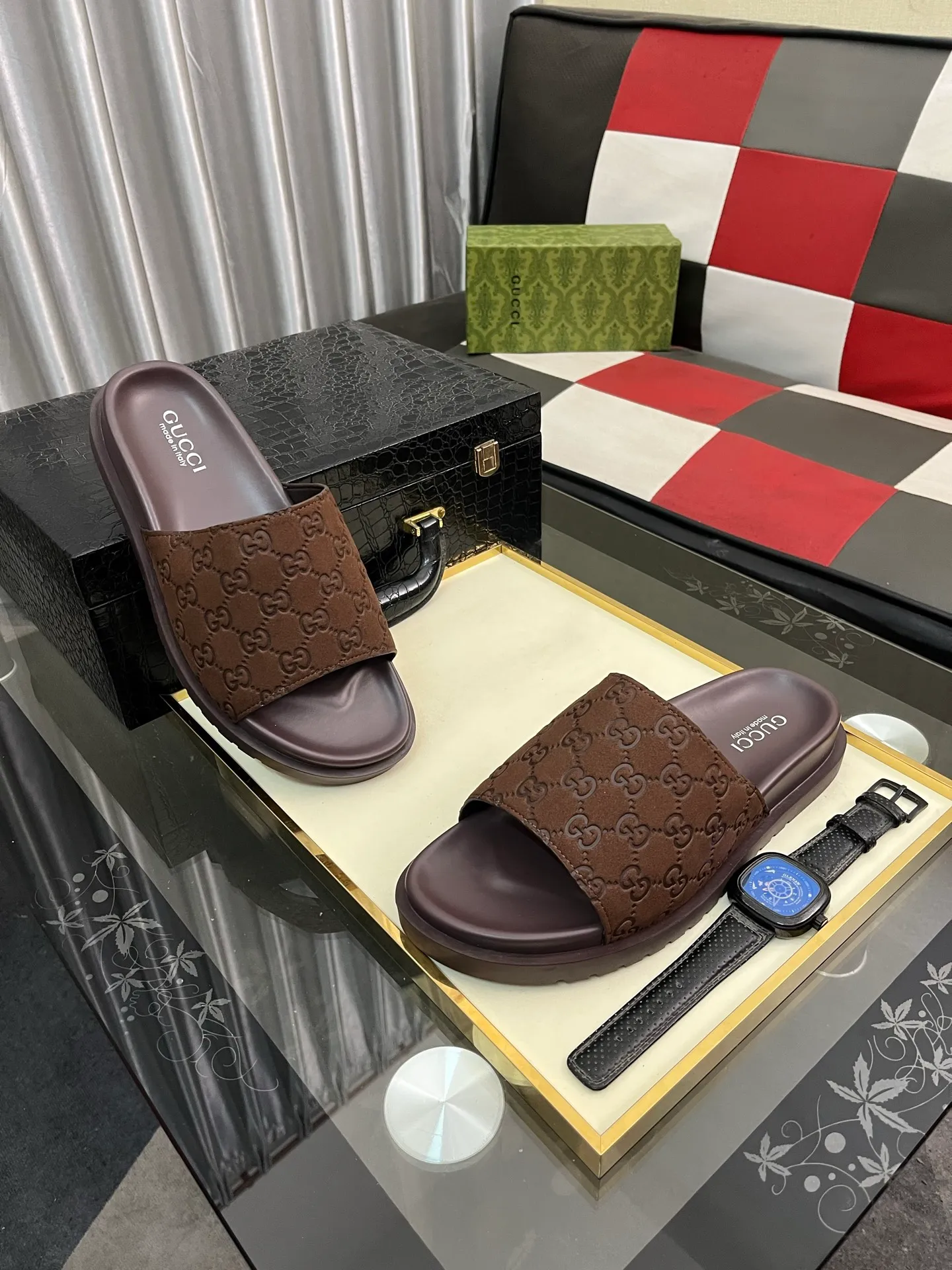 Men's shoes 💰320⌚️⌚️ (gucci-Gucci) New men's slippers, high-end boutique, made of cowhide, with exquisite embossed logo decoration on the upper, fine workmanship, super soft soles, casual, loose and comfortable, a must-have in summer! \nsize：38-44